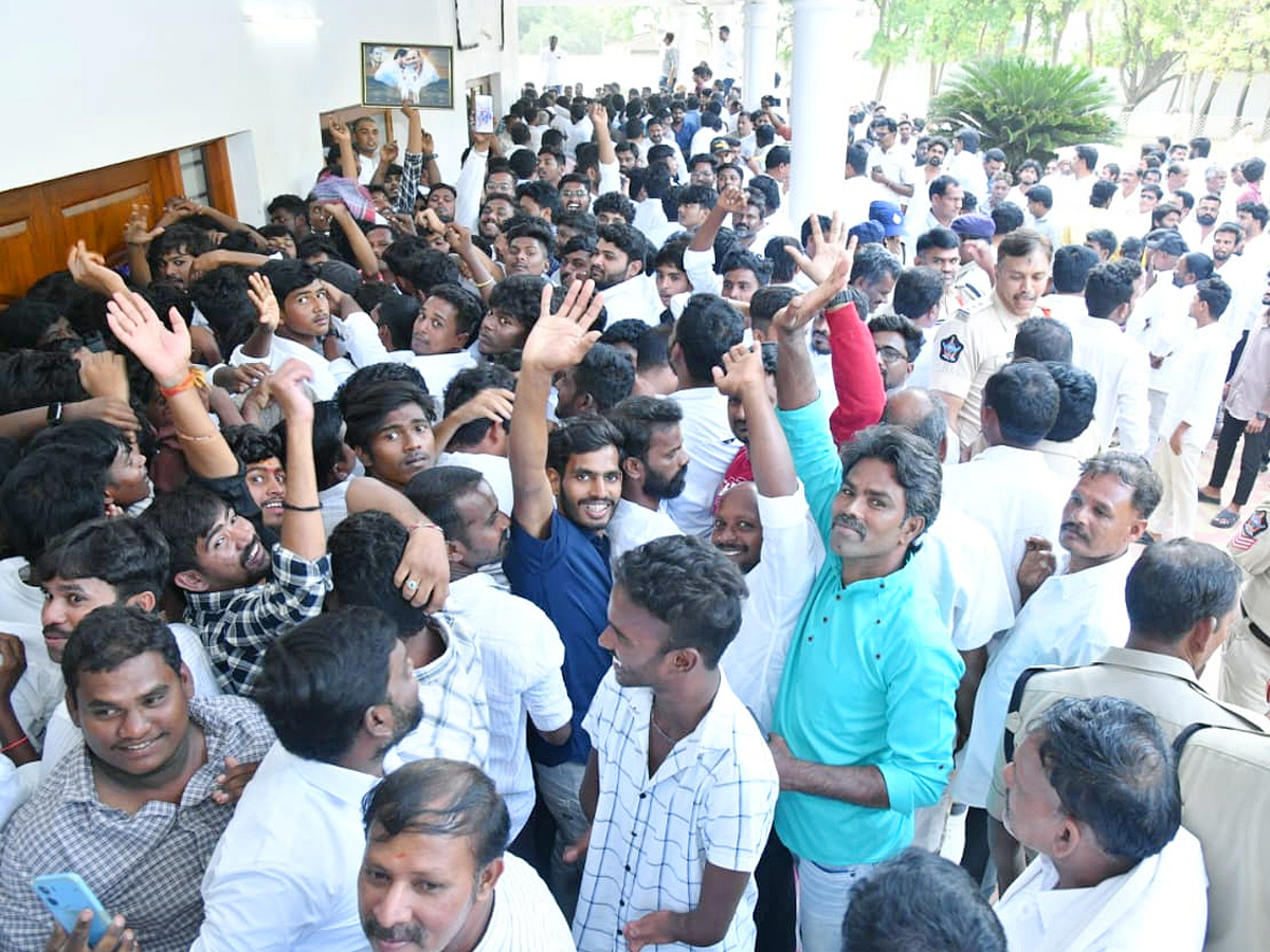 YS Jagan Receives Grand Welcome At Pulivendula Photos22