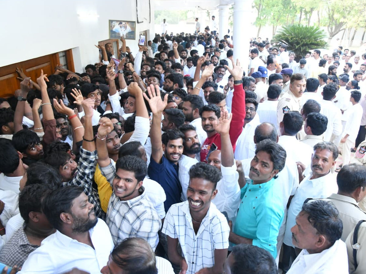 YS Jagan Receives Grand Welcome At Pulivendula Photos23