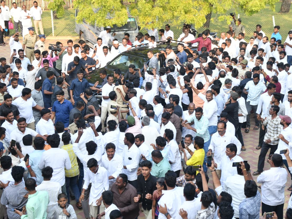 YS Jagan Receives Grand Welcome At Pulivendula Photos2