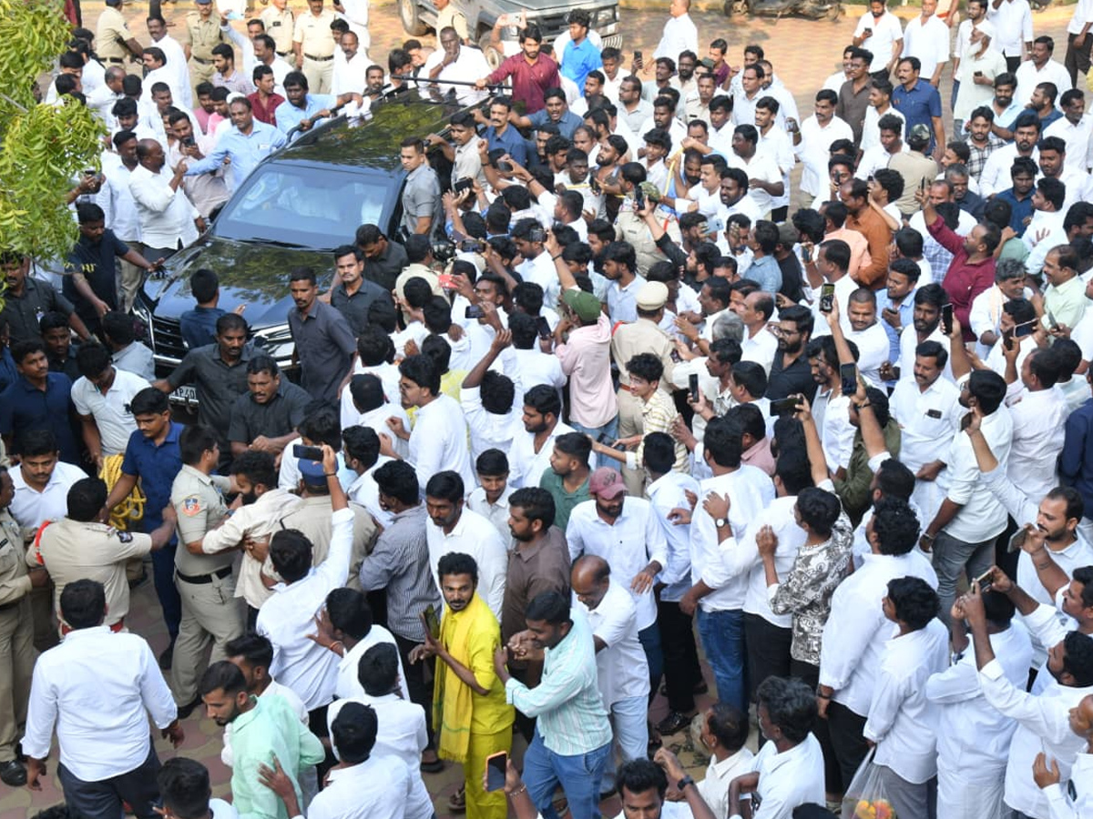 YS Jagan Receives Grand Welcome At Pulivendula Photos3