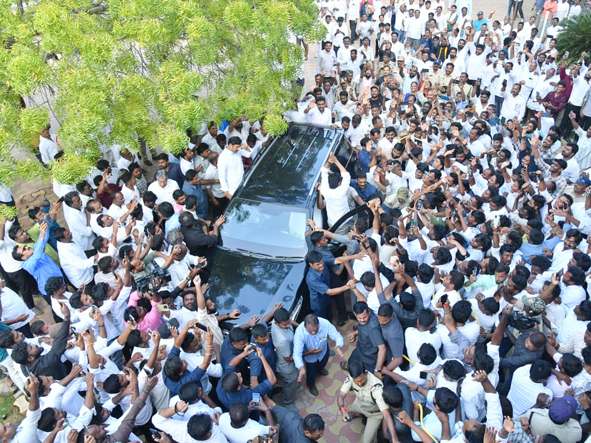 YS Jagan Receives Grand Welcome At Pulivendula Photos5