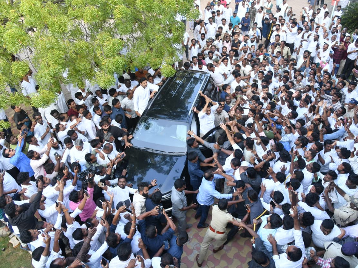 YS Jagan Receives Grand Welcome At Pulivendula Photos6