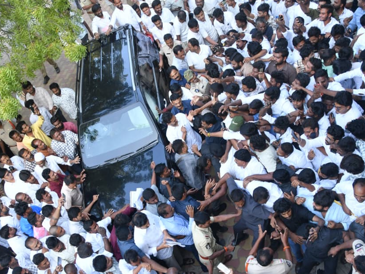 YS Jagan Receives Grand Welcome At Pulivendula Photos8