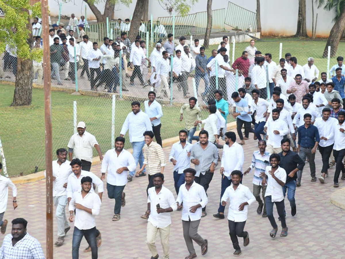 YS Jagan Receives Grand Welcome At Pulivendula Photos13