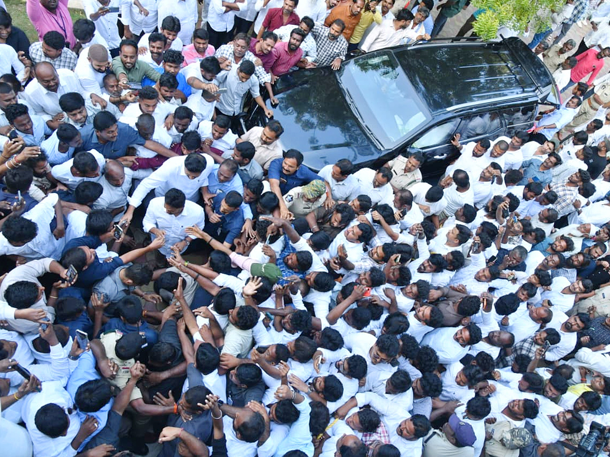 YS Jagan Receives Grand Welcome At Pulivendula Photos9