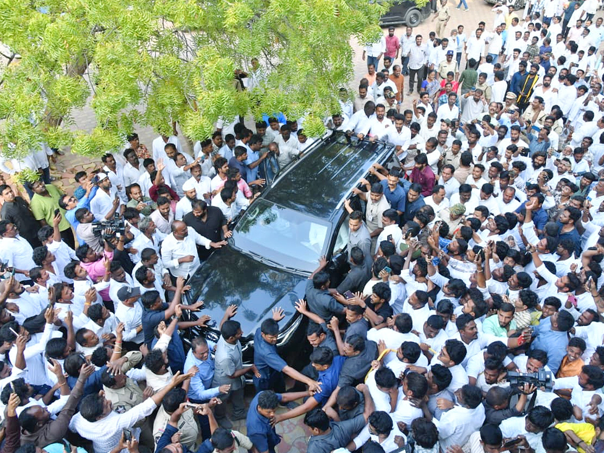YS Jagan Receives Grand Welcome At Pulivendula Photos10