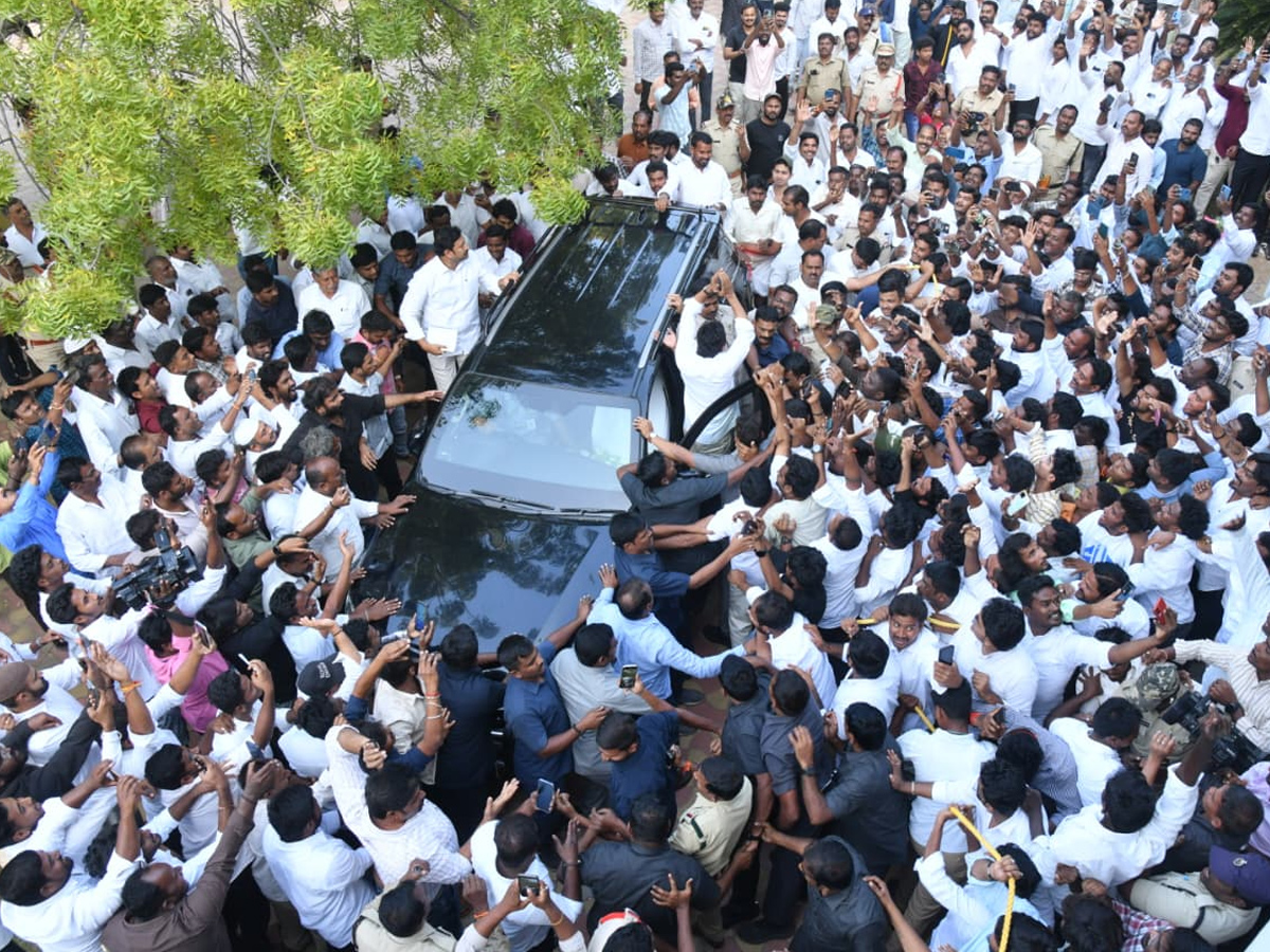 YS Jagan Receives Grand Welcome At Pulivendula Photos11