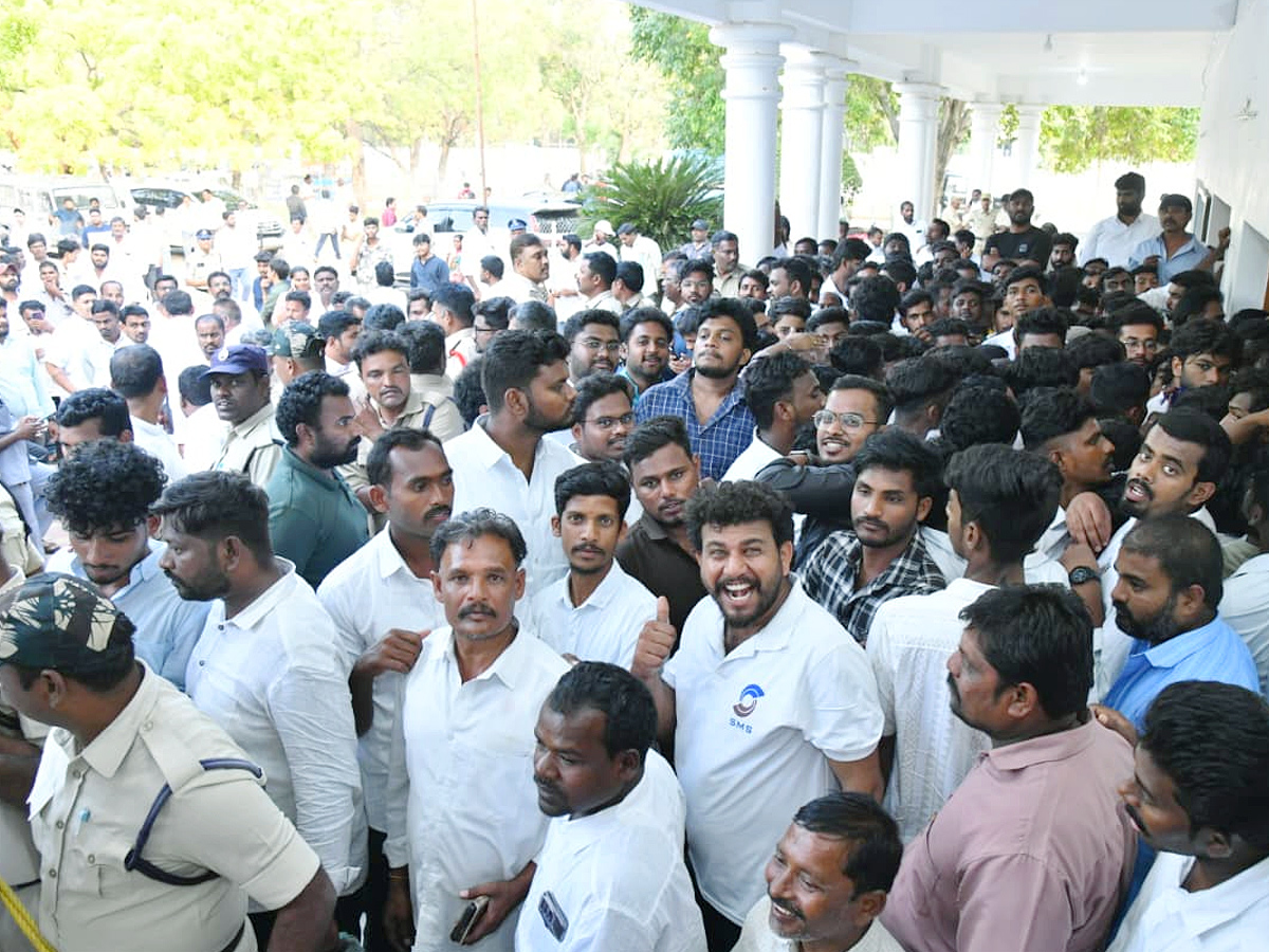 YS Jagan Receives Grand Welcome At Pulivendula Photos15