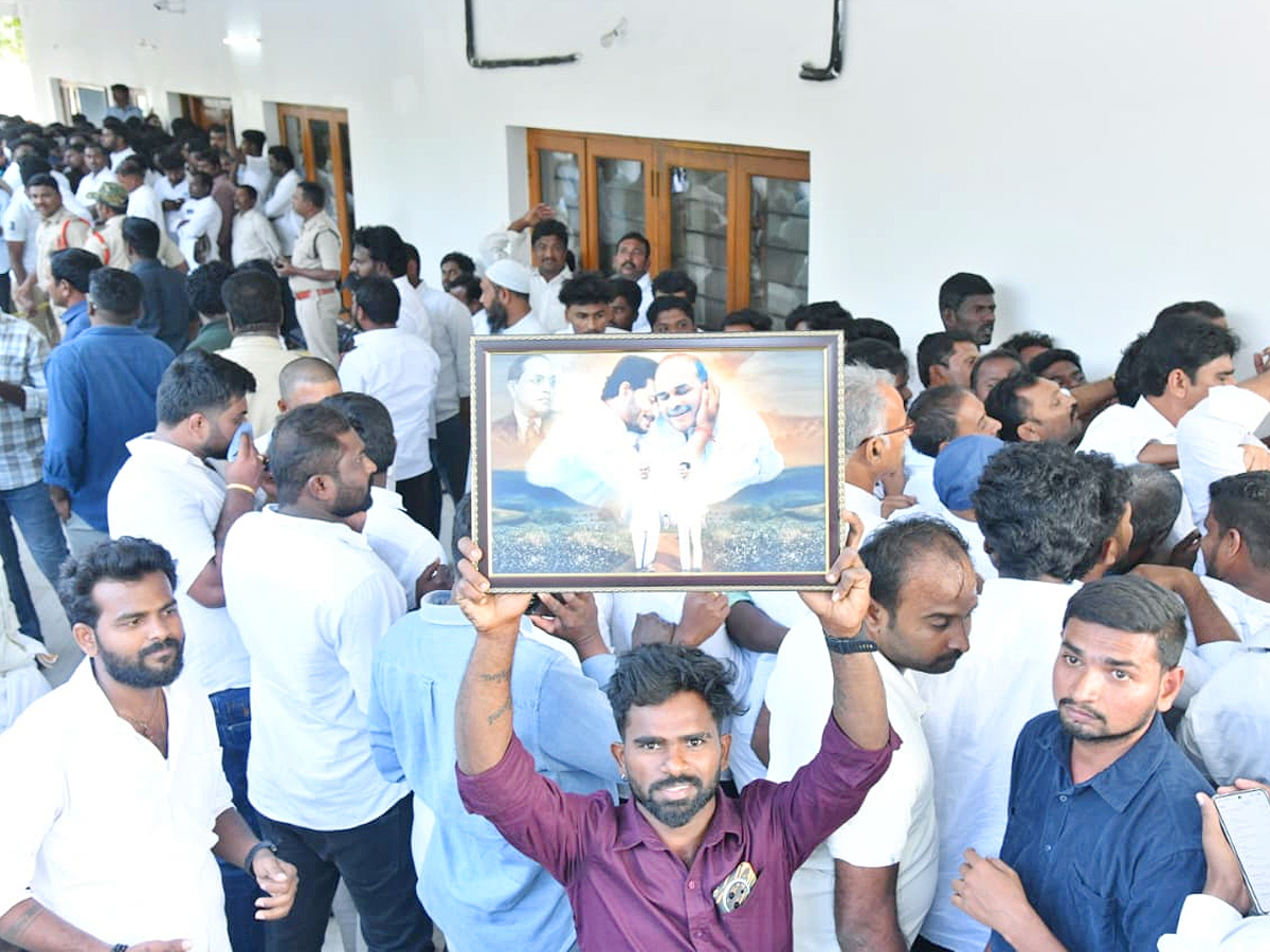 YS Jagan Receives Grand Welcome At Pulivendula Photos16