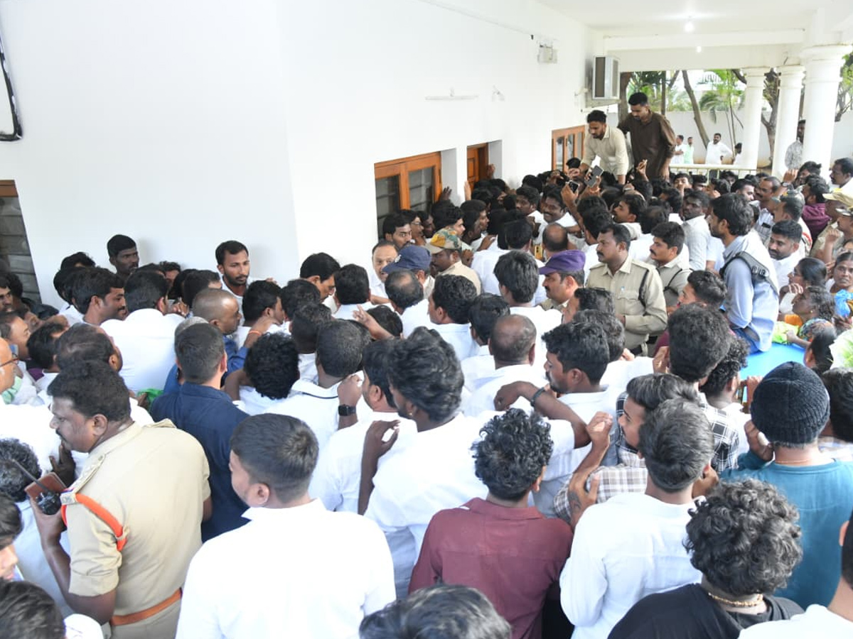 YS Jagan Receives Grand Welcome At Pulivendula Photos17