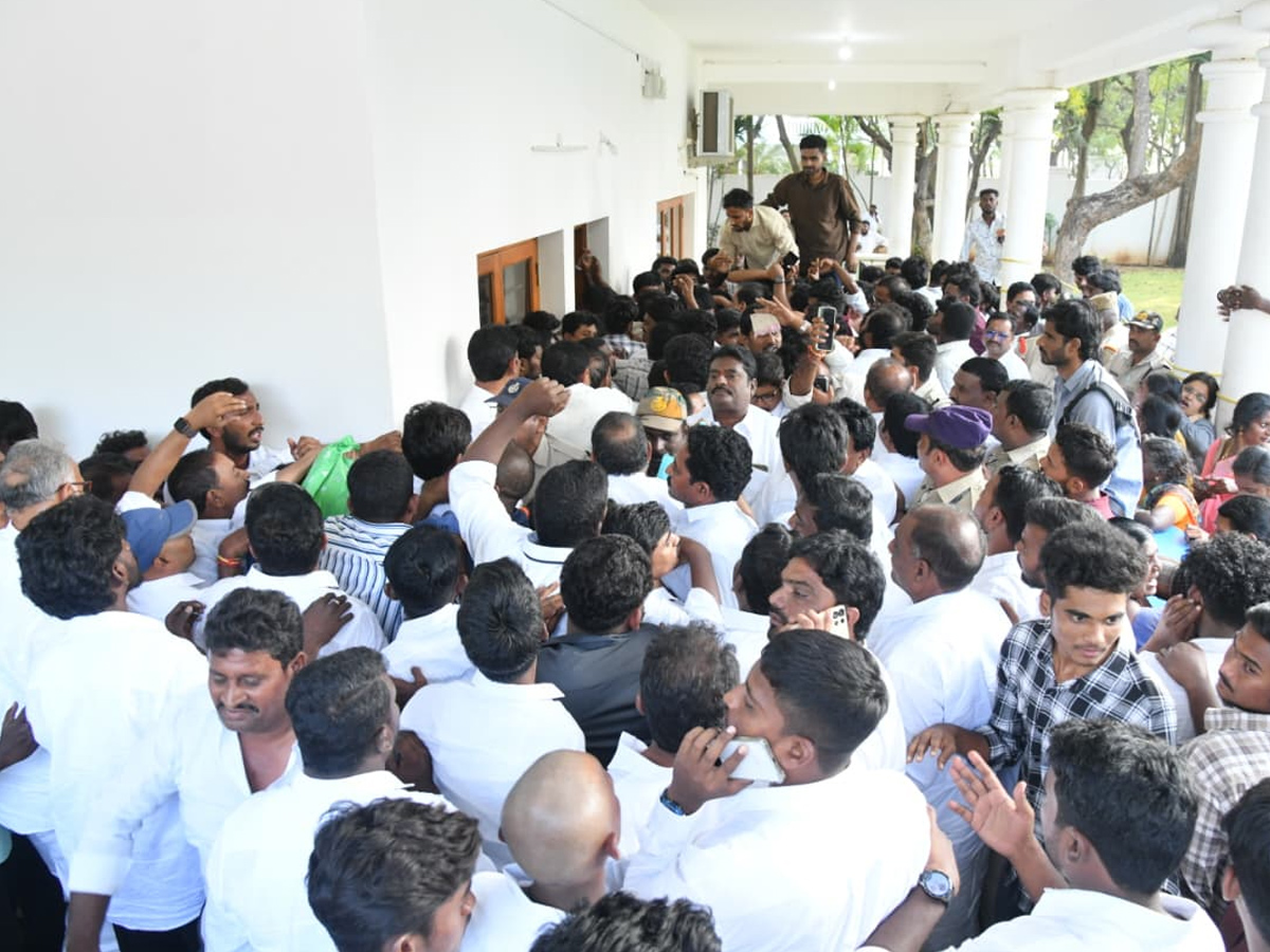 YS Jagan Receives Grand Welcome At Pulivendula Photos18