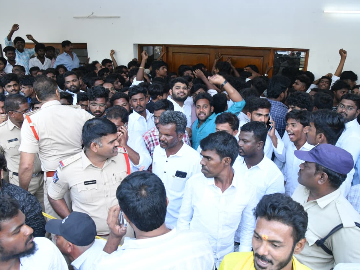 YS Jagan Receives Grand Welcome At Pulivendula Photos20