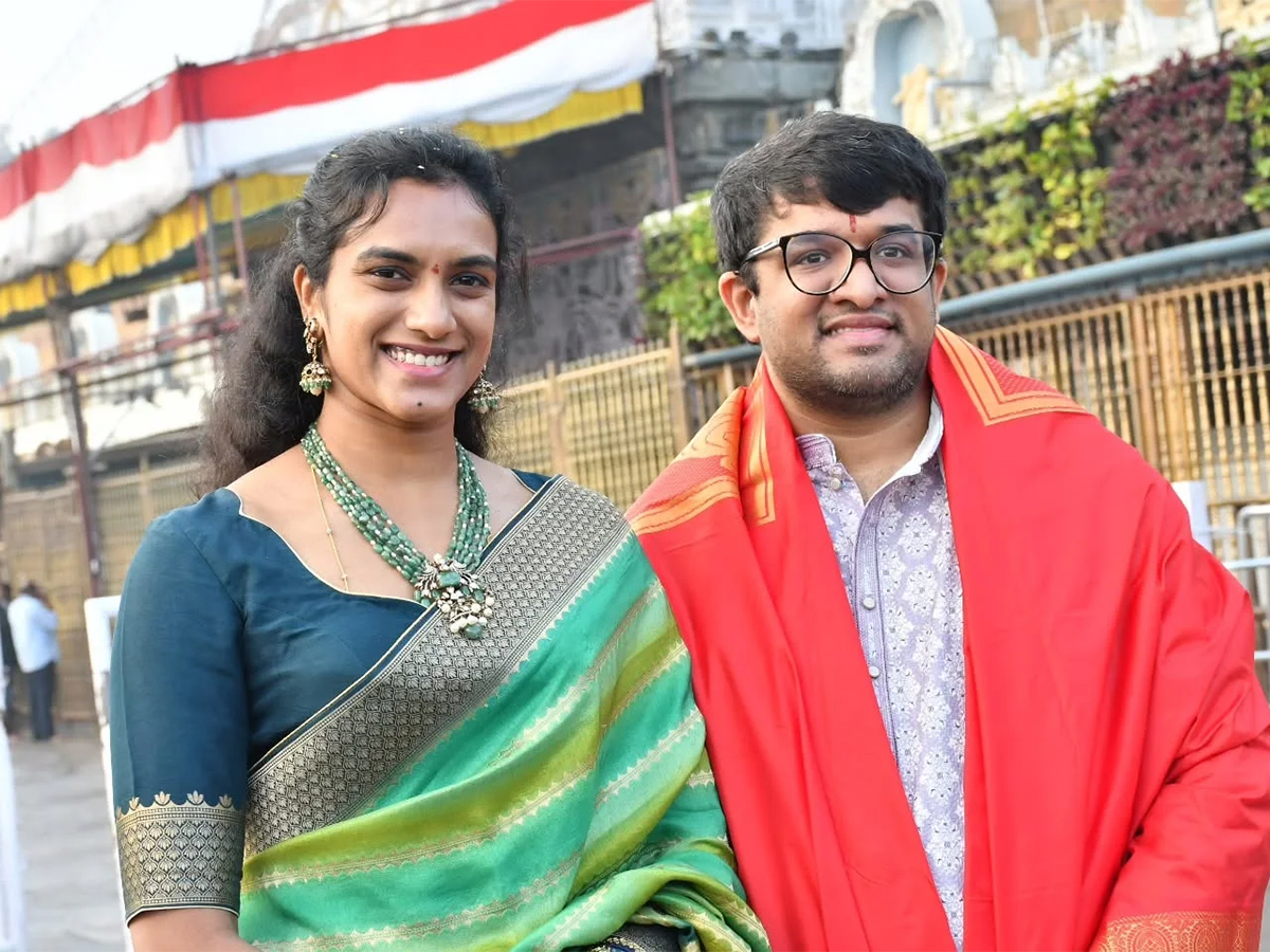 PV Sindhu, Her Husband Venkata Datta Sai Visit Tirumala Temple14