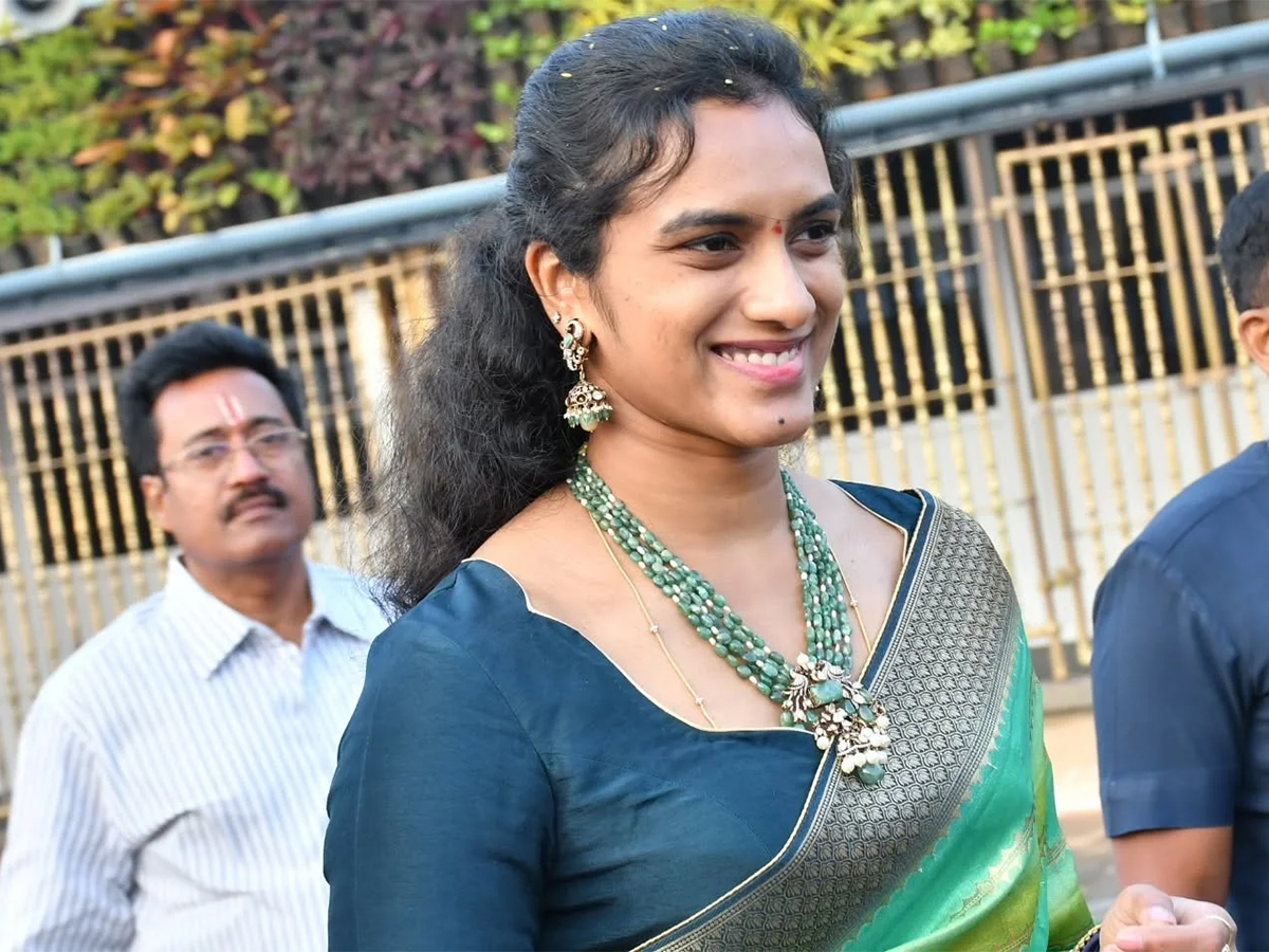 PV Sindhu, Her Husband Venkata Datta Sai Visit Tirumala Temple15
