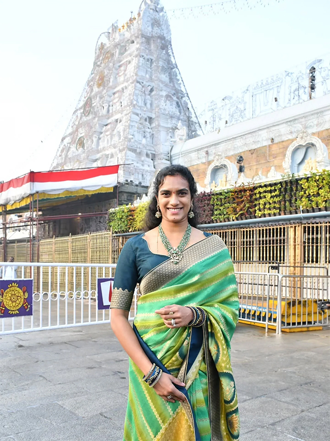 PV Sindhu, Her Husband Venkata Datta Sai Visit Tirumala Temple17