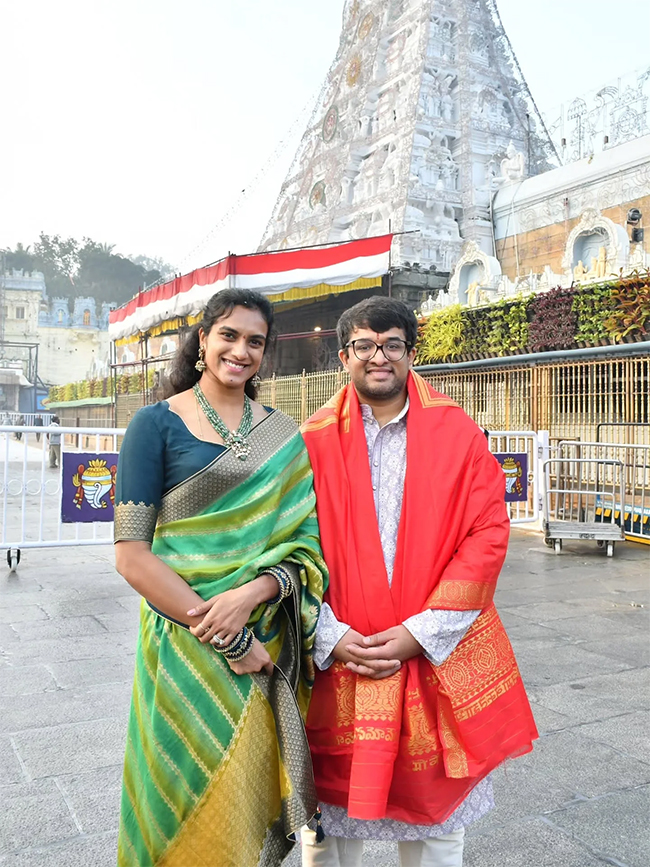 PV Sindhu, Her Husband Venkata Datta Sai Visit Tirumala Temple18