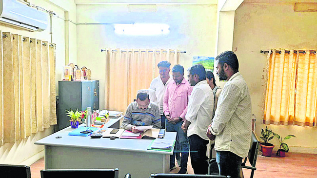 ధాన్యం తూకంలో తేడాలపై ఫిర్యాదులకు ఫోన్‌ చేయండి 1