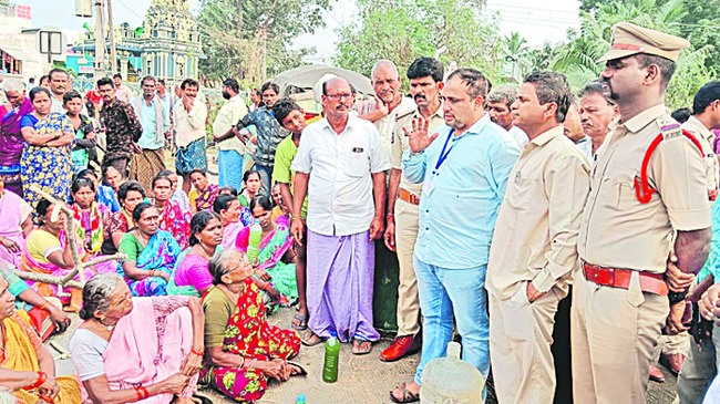 న్యాయం చేస్తారా.. ఊరు వదిలి వెళ్లాలా? 1