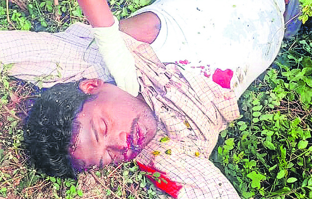 కారు ఢీకొని ఇద్దరు ఔట్‌సోర్సింగ్‌ ఉద్యోగులు దుర్మరణం 2