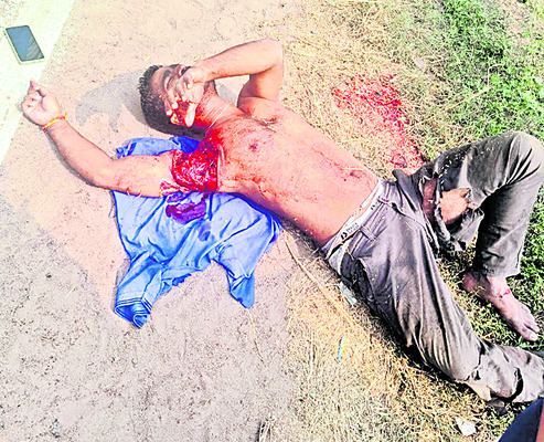 కారు ఢీకొని ఇద్దరు ఔట్‌సోర్సింగ్‌ ఉద్యోగులు దుర్మరణం 3