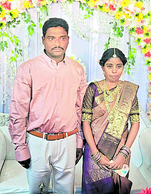 కారు ఢీకొని ఇద్దరు ఔట్‌సోర్సింగ్‌ ఉద్యోగులు దుర్మరణం 1