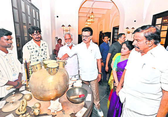 చెక్కు చెదరని బ్రిటీష్‌ కళాతృష్ణ1