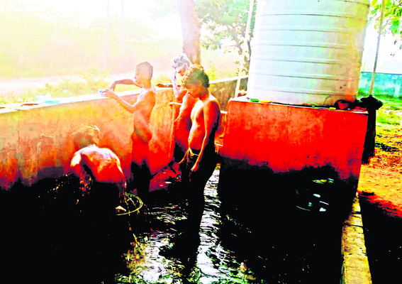 పగిలిన కిటికి అద్దాలు 
1