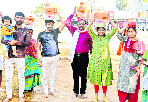 వనదేవతలకు భక్తుల మొక్కులు1