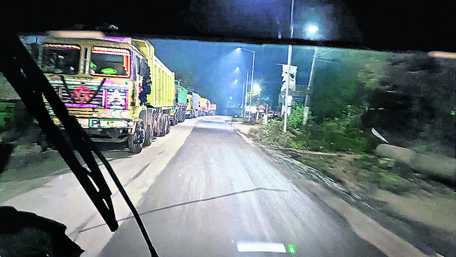 కిన్నెరసాని రోడ్డులో ట్రాఫిక్‌జామ్‌ 1