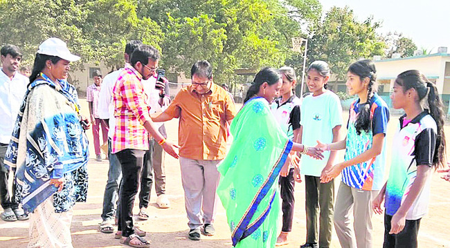 సైబర్‌ నేరాలపై అవగాహన పెంచుకోవాలి
1