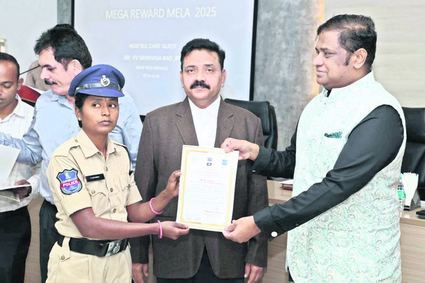 నలుగురు పోలీస్‌ సిబ్బందికి ప్రశంసాపత్రాలు 
2