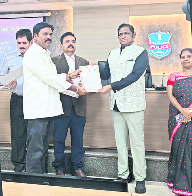 నలుగురు పోలీస్‌ సిబ్బందికి ప్రశంసాపత్రాలు 
1