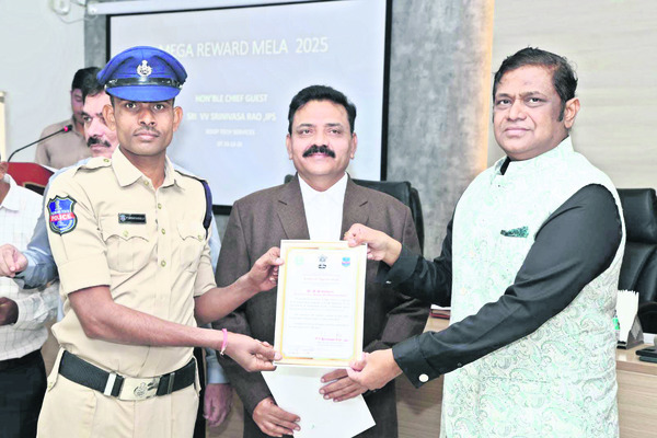 నలుగురు పోలీస్‌ సిబ్బందికి ప్రశంసాపత్రాలు 
3