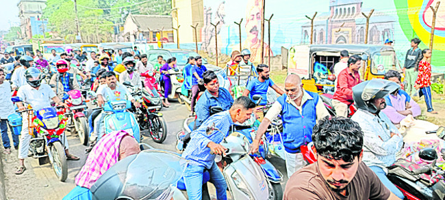 ధాన్యం విక్రయ కేంద్రాలు తెరవాలని ఆందోళన 1