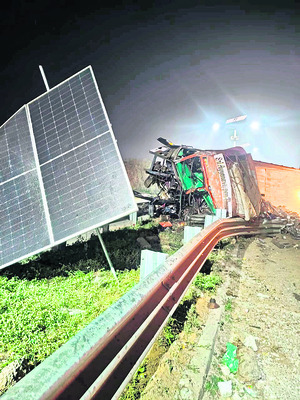 మొగిలి ఘాట్‌లో లారీ బోల్తా 1