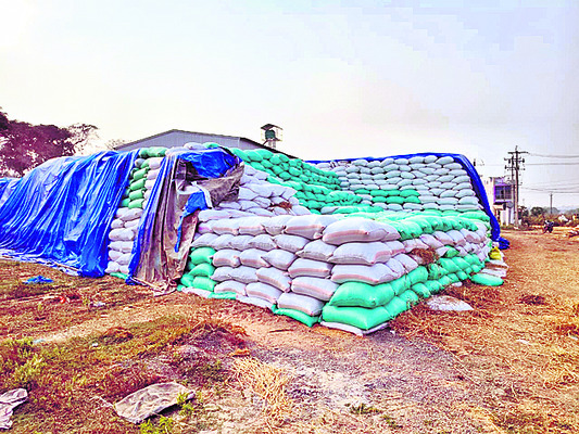 అదనంగా ఇస్తేనే.. ధాన్యం బస్తాలు దించేది..!1