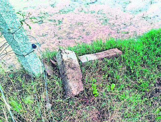 రైతు పొలాన్ని ఆక్రమించిన సొసైటీ సీఈఓ1