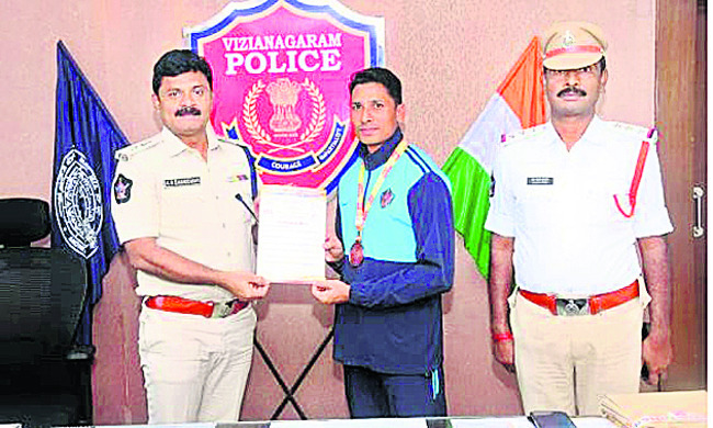 కానిస్టేబుల్‌కు బ్రాంజ్‌ మెడల్‌ 1