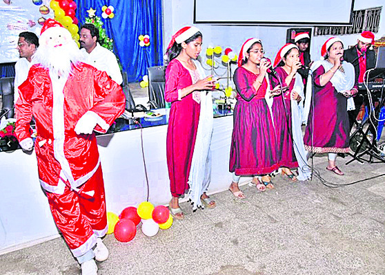 కలెక్టరేట్‌లో క్రిస్మస్‌ వేడుకలు 1