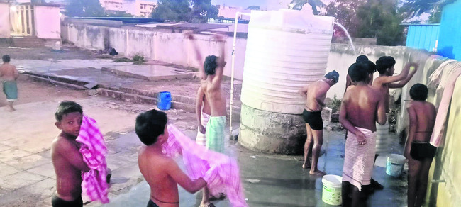 వణుకుతున్న వసతి గృహాలు3