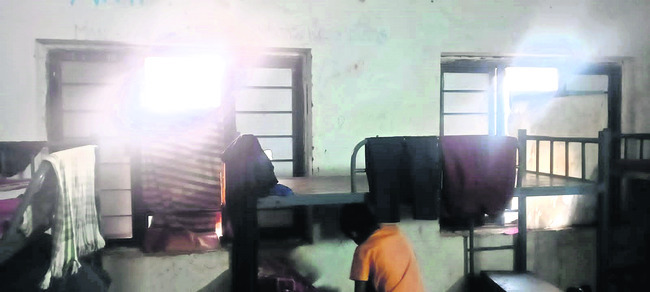 వణుకుతున్న వసతి గృహాలు1