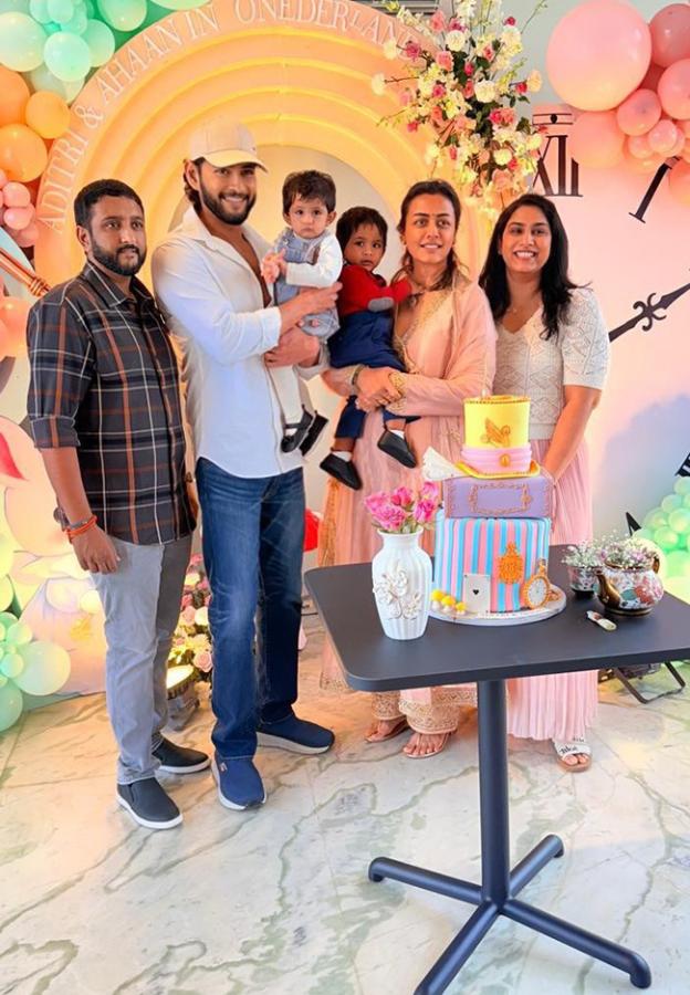 Mahesh babu with his Sisters viral photos10