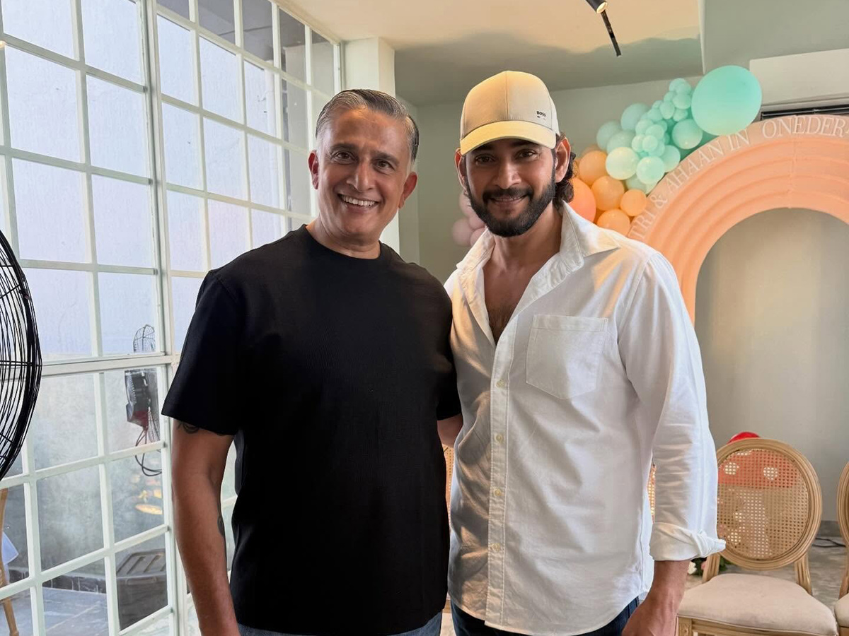 Mahesh babu with his Sisters viral photos11