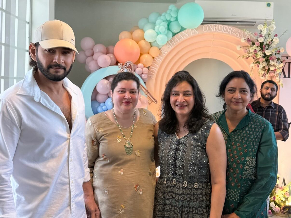 Mahesh babu with his Sisters viral photos3