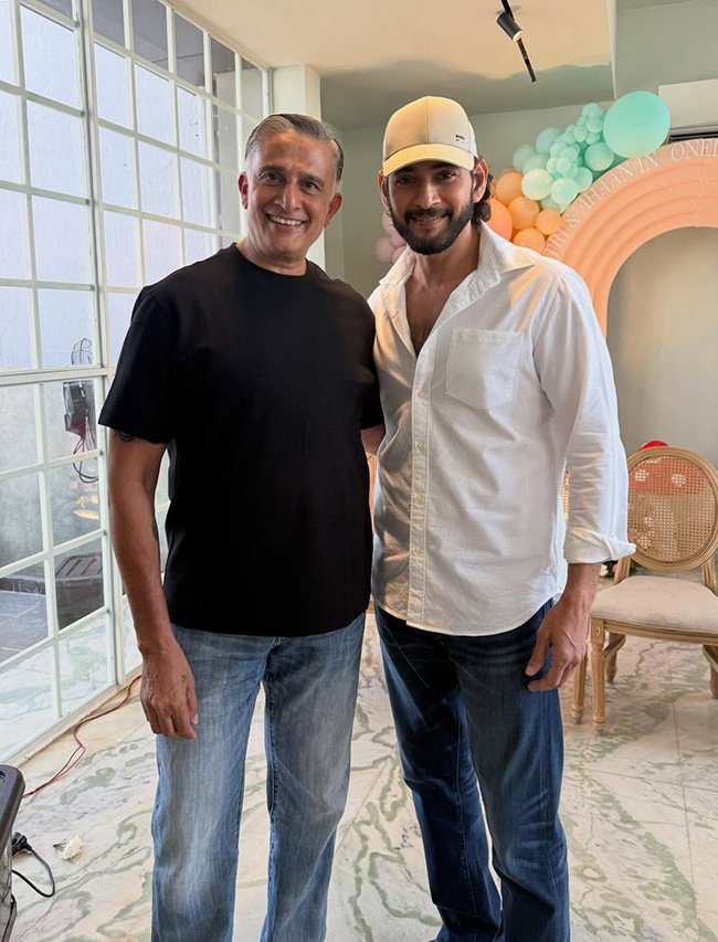 Mahesh babu with his Sisters viral photos5