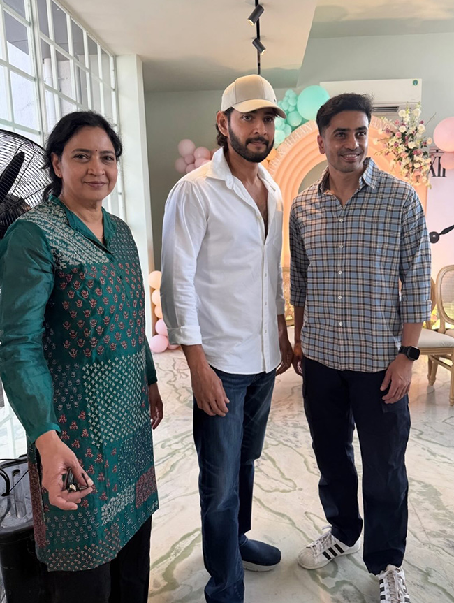 Mahesh babu with his Sisters viral photos9