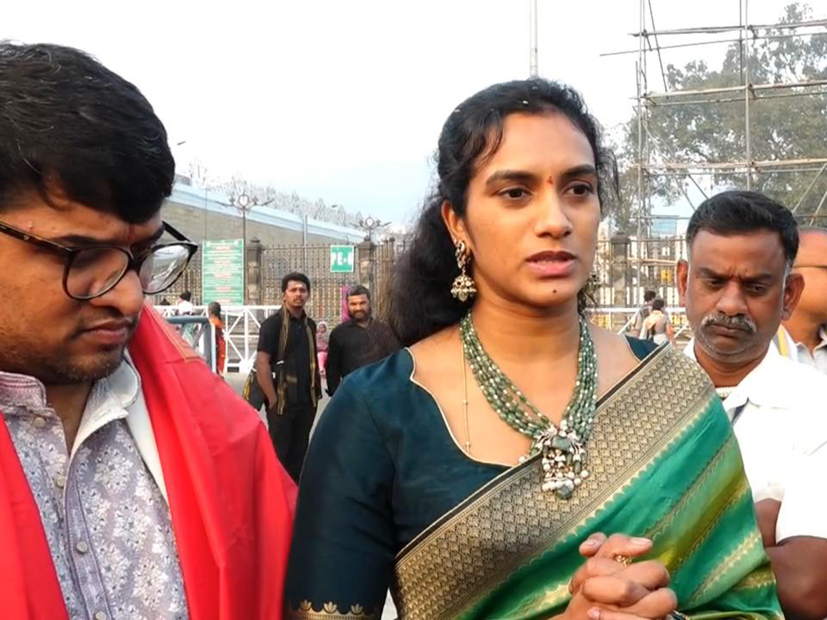 PV Sindhu, Her Husband Venkata Datta Sai Visit Tirumala Temple10