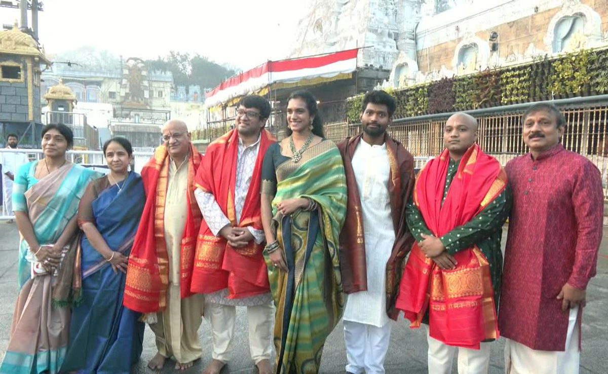 PV Sindhu, Her Husband Venkata Datta Sai Visit Tirumala Temple11