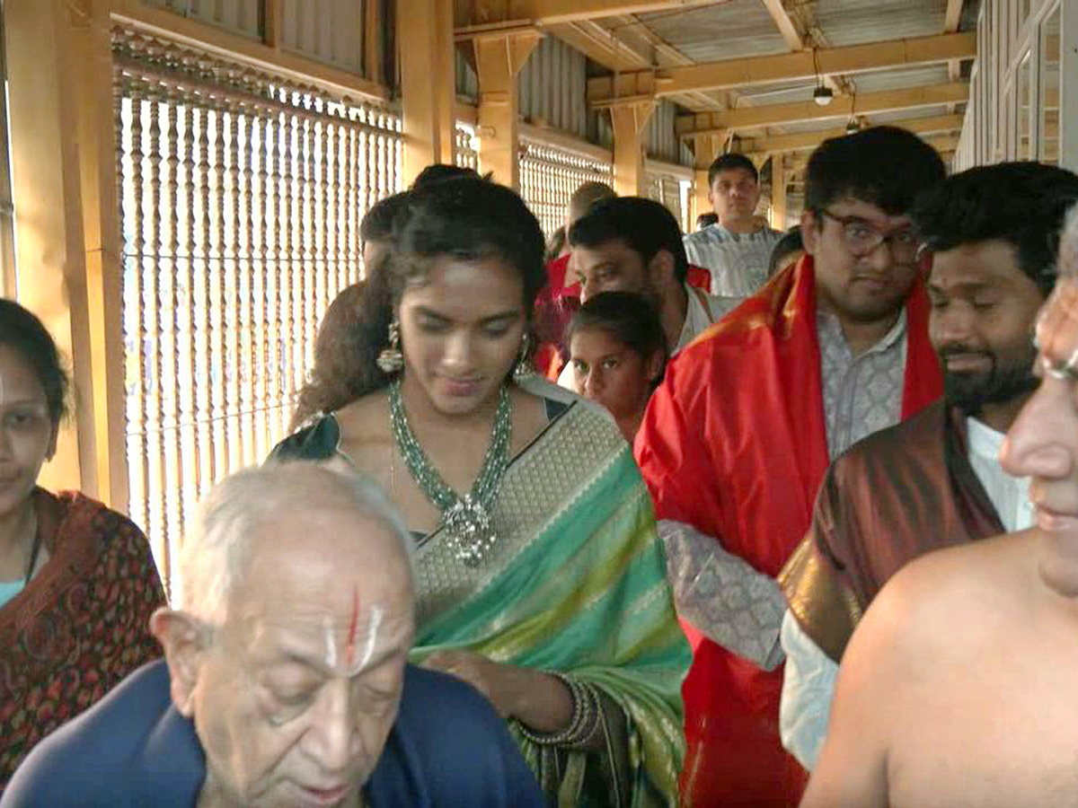 PV Sindhu, Her Husband Venkata Datta Sai Visit Tirumala Temple12