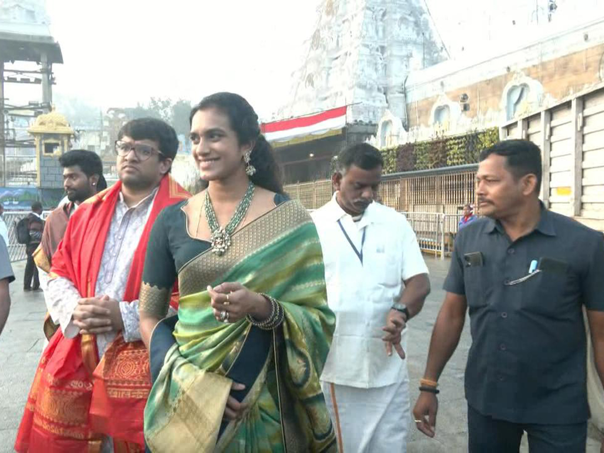 PV Sindhu, Her Husband Venkata Datta Sai Visit Tirumala Temple13